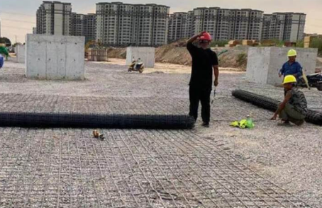 鹿泉土工格栅铺设前地基要怎么处理？